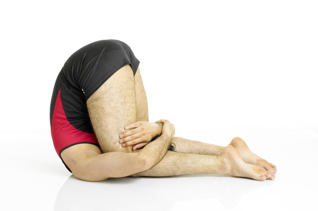 Karnapidasana – Ohrendruck-Haltung