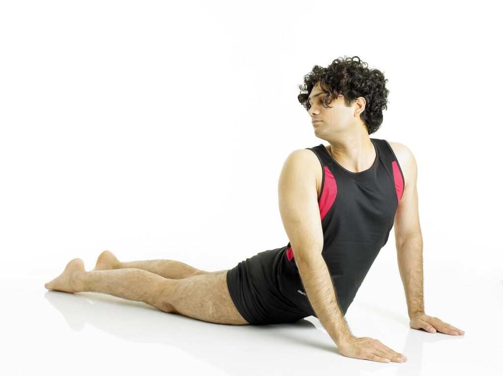 Tiryaka Bhujangasana – Gedrehte Kobra